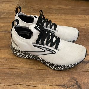 Women’s Brooks Levitate 6